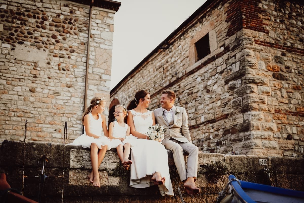 fotografia-di-matrimoni-in-emilia-romagna-scatti-da-sogno-labevent Fotografi per Matrimoni tra Verona e Venezia Lab Event trasforma il tuo matrimonio in Veneto in una fiaba fotografica. Che si tratti di una cerimonia romantica a Verona o di un ricevimento da sogno a Venezia, i nostri fotografi catturano ogni emozione autentica. Dalle calli veneziane alle colline veronesi, ogni scatto diventa un racconto visivo di amore e bellezza. Lab Event ti accompagna con professionalità e passione, immortalando il tuo giorno più bello con scatti eleganti e senza tempo.