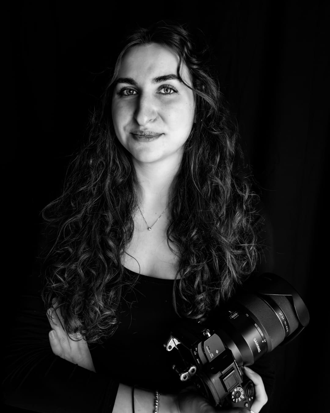 Come fotografa di matrimonio a Verona, credo che ogni matrimonio racconti una storia unica, fatta di emozioni, sguardi e gesti che meritano di essere catturati con cura. L’atmosfera romantica di Verona, con i suoi ponti incantevoli e le piazze antiche, offre uno sfondo perfetto per immortalare momenti indimenticabili. Il mio obiettivo è cogliere la spontaneità e l’autenticità delle coppie, accompagnandole in un percorso fotografico personalizzato, dove ogni dettaglio si trasforma in un ricordo prezioso. Dalla preparazione della sposa all’ultimo ballo, ogni scatto è pensato per raccontare il vostro amore con eleganza e stile. Come fotografa di matrimonio a Verona, mi piace creare un rapporto di fiducia con i miei clienti, facendoli sentire a proprio agio davanti all’obiettivo. Credo che la chiave per un servizio fotografico di successo sia la sintonia tra fotografa e coppia, così da realizzare immagini capaci di emozionare per sempre. Lasciate che le mie fotografie vi stupiscano.
