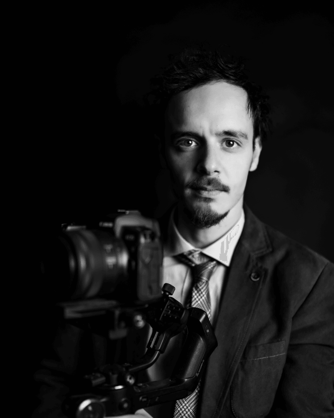 Affidarsi a un videomaker di talento significa trasformare momenti speciali in ricordi indelebili e dare nuova luce all’immagine di un brand. Con Videomaker a Verona: Emozioni Autentiche, video per Matrimoni e Immagini Professionali per Aziende, catturiamo sorrisi, sguardi e atmosfere in modo naturale, ma al tempo stesso sofisticato. Che si tratti di un matrimonio pieno di emozioni o di un progetto aziendale volto a valorizzare la tua attività, i nostri video raccontano storie e coinvolgono lo spettatore, per un risultato in grado di farsi ricordare.