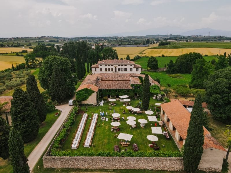 Fotografo-Videomaker-Verona-LabEvents-Andrea-Pilotta-Droni-Ricordi-Indimenticabili Andrea Pilotta: il fotografo che trasforma momenti in capolavori Fotografo videomaker Verona LabEvents Andrea Pilotta droni cattura ogni momento con eleganza e precisione. Dai ritratti agli eventi aziendali, ogni progetto fotografico e video è studiato per valorizzare dettagli e atmosfere. L’uso di droni consente riprese spettacolari e prospettive esclusive, ideali per raccontare la tua storia in modo unico. Il servizio video in Veneto è perfetto per chi desidera contenuti di alta qualità per matrimoni, eventi speciali e promozioni aziendali. Se cerchi un fotografo e videomaker a Verona che sappia unire tecnica e passione, Andrea Pilotta è la scelta giusta.