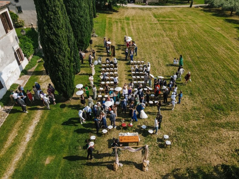Fotografo-Videomaker-Verona-LabEvents-Andrea-Pilotta-Droni-Scatti-e-Riprese-da-Sogno Dal dettaglio alla visione aerea: l’arte della fotografia a Verona Fotografo videomaker Verona LabEvents Andrea Pilotta droni combina tecnica e passione per creare immagini uniche. Dai primi piani alle riprese aeree con droni, ogni scatto racconta un’emozione. Ideale per matrimoni, eventi aziendali e progetti creativi, il suo servizio di fotografia in Veneto è sinonimo di qualità ed eccellenza. Grazie all’uso delle migliori tecnologie, ogni video diventa un vero e proprio capolavoro cinematografico. Se cerchi un fotografo e videomaker a Verona che sappia cogliere l’essenza dei tuoi momenti più importanti, Andrea Pilotta è la scelta perfetta.