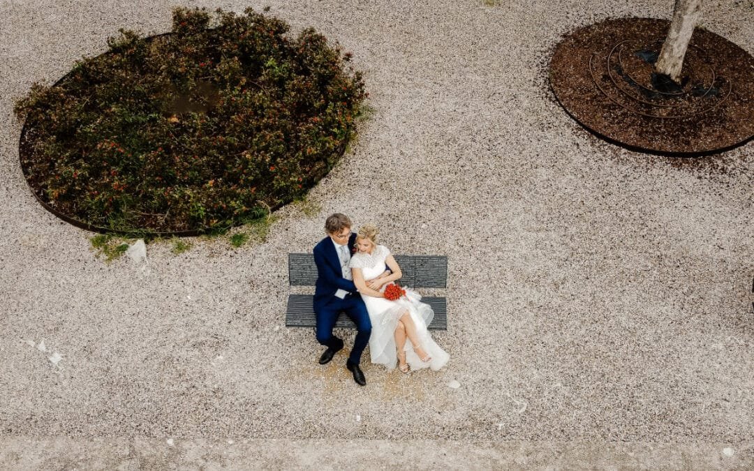 Tendenze fotografiche - Fotografia di matrimonio 2025: emozioni vere e personalizzazione Il 2025 porta con sé nuove tendenze nella fotografia di matrimonio, tutte orientate verso l’autenticità e la personalizzazione. Sempre più coppie desiderano un racconto spontaneo e sincero del loro grande giorno, motivo per cui lo stile documentaristico è tra i più richiesti. Questo approccio permette al fotografo di catturare emozioni vere, interazioni naturali e dettagli che rendono ogni matrimonio unico. Anche la personalizzazione gioca un ruolo chiave: location simboliche, accessori su misura e scatti che riflettono davvero la storia degli sposi diventano elementi centrali del servizio fotografico. Ogni immagine racconta qualcosa di profondo, diventando parte di un racconto autentico e coinvolgente. Scegliere un fotografo aggiornato sulle nuove tendenze è fondamentale per trasformare un album di nozze in un ricordo prezioso. Il 2025 sarà l’anno perfetto per dire addio alle foto in posa e accogliere uno stile più vero, emozionante e personale.