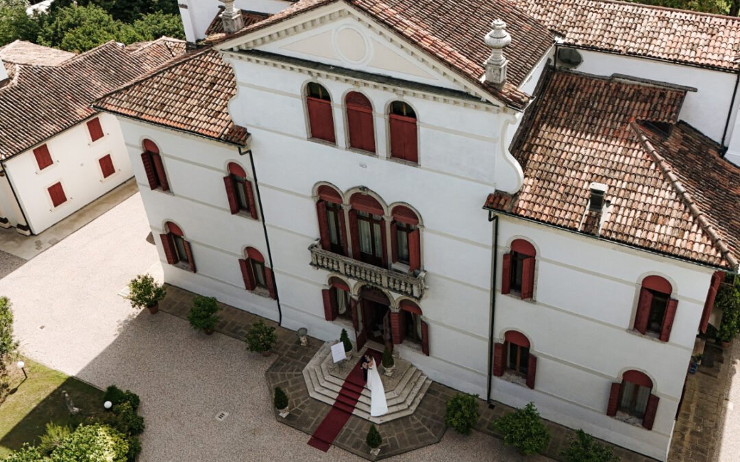 Villa Sagredo: ogni scatto racconta un’emozione vera Nel cuore della Riviera del Brenta, tra Venezia e Padova, Villa Sagredo è una dimora storica perfetta per matrimoni romantici e curati nei dettagli. Grazie alla sua atmosfera senza tempo, rappresenta una location amatissima dai fotografi per matrimonio, che qui trovano luce, spazi e ambientazioni ideali per scatti autentici e intensi. Il parco esterno, abitato da eleganti pavoni, è perfetto per shooting all’aperto, mentre gli interni raffinati offrono scenari suggestivi per raccontare le emozioni della giornata. La possibilità di riservare l’intera struttura consente al fotografo di matrimonio di lavorare con continuità e discrezione. La gestione familiare e la ristorazione interna assicurano un’organizzazione armoniosa e attenta. Se sei alla ricerca di un fotografo per matrimonio o di una location d’impatto per valorizzare ogni istante, Villa Sagredo è la scelta giusta. E se ti stai chiedendo “fotografo vicino a me?”, questo luogo è il punto di partenza ideale.