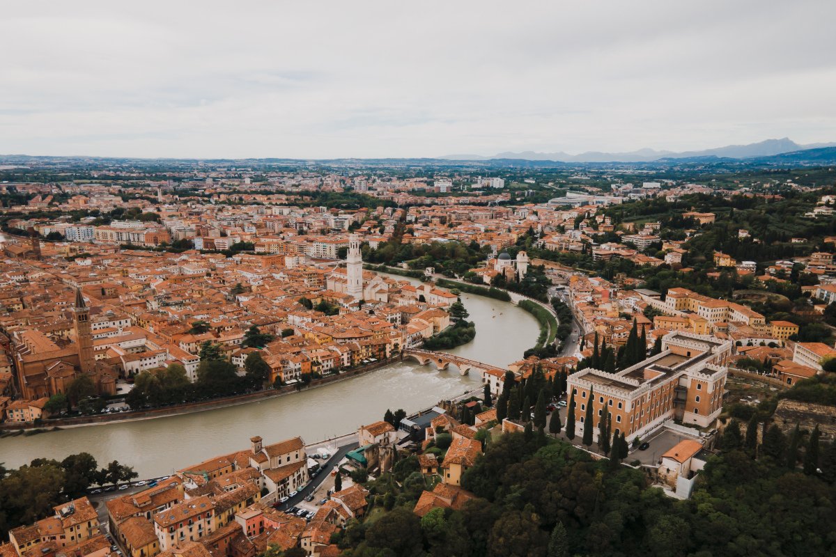 Portraits That Tell Our Story Every face has a story to tell. Our story at Lab Event is made up of authentic and refined portraits, taken in exclusive locations like Venice, that transform your personality into a visual masterpiece. 