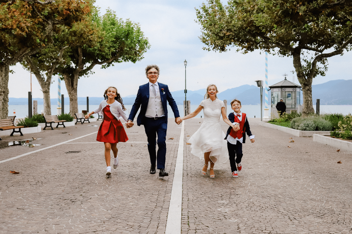 fotografo-per-matrimoni-ville-lago-di-garda-labevents Ritratti Personalizzati a Venezia Lab Event porta la magia della fotografia di ritratto a Venezia. Con un team di fotografi professionisti, trasformiamo una sessione di ritratto in un’esperienza unica e personalizzata. Ogni scatto cattura la tua essenza, valorizzando la bellezza e la personalità che ti rendono unico. Passeggiando tra i ponti e le calli veneziane, immortaliamo momenti autentici e affascinanti. Con Lab Event, ogni ritratto diventa un’opera d’arte senza tempo, da custodire e ammirare per sempre.