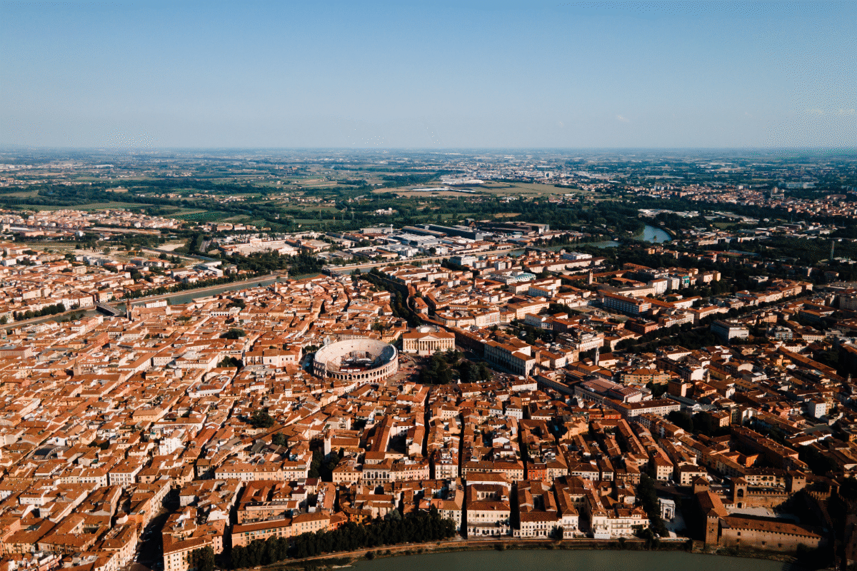verona-luogo-ideale-per-un-matrimonio-da-sogno Venezia Romantica: Una Cornice per il Tuo Amore Lab Event immortala il tuo matrimonio nella cornice romantica di Venezia. I nostri fotografi professionisti catturano l’unicità della città lagunare, dai ponti pittoreschi alle gondole eleganti. Ogni scatto racconta l’amore in una delle città più belle del mondo, dove ogni angolo è poesia visiva. Con Lab Event, il tuo matrimonio veneziano diventa una collezione di ricordi senza tempo, ricchi di fascino e romanticismo.