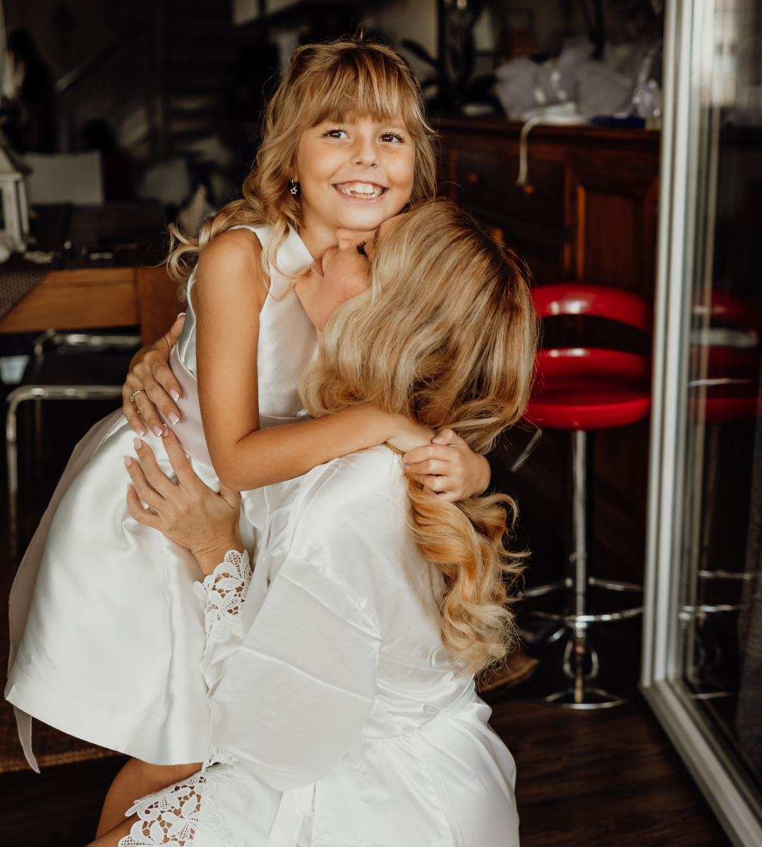 A conscious wedding in the heart of Verona Planning a wedding in downtown Verona means celebrating a mature and conscious love. In the heart of Verona, every celebration takes on a strong symbolic value. Couples who share years of life together find the historic center the ideal setting to seal their union. Romantic walks to Juliet's House evoke tradition and sentiment. This type of wedding is not just an event, but a declaration of stability and conscious choice. The images tell a story already lived, one of resilience and shared growth. Getting married in downtown Verona means transforming personal experience into an elegant and meaningful visual narrative.      