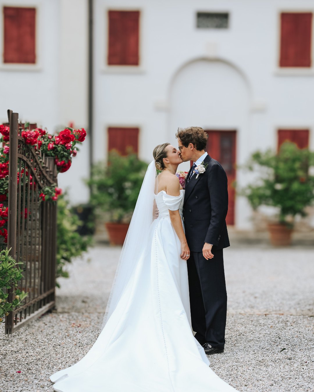 Fotografi per matrimonio a Villa Sagredo: la location ideale<br />
Villa Sagredo è la cornice ideale per chi cerca fotografi per matrimonio capaci di raccontare emozioni in uno spazio elegante e riservato. Ogni angolo della villa, dagli interni raffinati al parco con i pavoni, offre lo sfondo perfetto per realizzare immagini intense, romantiche e di classe. Il fotografo matrimonio Vicenza può lavorare in piena libertà grazie alla possibilità di riservare l’intera struttura per l’evento. La gestione familiare e la ristorazione interna garantiscono un’organizzazione fluida e senza stress. Se desideri scatti che raccontino davvero la tua storia d’amore, in una location che unisce storia, natura e accoglienza, Villa Sagredo è la scelta giusta. Ogni servizio fotografico qui diventa un viaggio nei sentimenti, con la certezza di un supporto professionale e ambienti curati in ogni dettaglio. Per gli sposi che cercano il meglio a Vicenza, questa villa è un vero punto di riferimento.