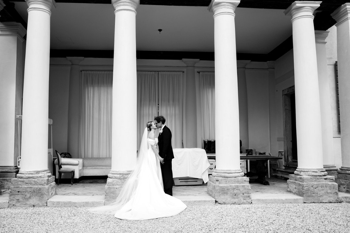 fotografo-per-matrimonio-venezia-labevents-studio Album di nozze 2025: raccontare l’amore in modo unico</p>
<p>Nel 2025 l’album di nozze diventa un vero e proprio racconto visivo, costruito su misura per la coppia. La parola d’ordine? Originalità. Ogni dettaglio viene scelto per riflettere l’essenza degli sposi: dalla location ai look coordinati, fino agli accessori simbolici che parlano di ricordi condivisi.</p>
<p>Il fotografo non si limita più a scattare immagini belle, ma crea una narrazione coerente e autentica. Ogni foto è parte di un filo conduttore emozionale, studiato per coinvolgere e commuovere anche a distanza di tempo.</p>
<p>La tendenza è quella di costruire album personalizzati non solo nel contenuto, ma anche nella forma: impaginazioni creative, copertine artigianali e materiali ecosostenibili aggiungono valore a ogni scatto.</p>
<p>Nel 2025, il servizio fotografico di matrimonio non è più un semplice reportage, ma un’esperienza su misura che trasforma l’amore in immagini da conservare per tutta la vita.