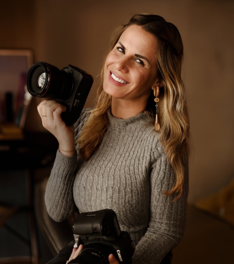 Camilla Lovato: fotografo per matrimonio a Verona e in tutta Italia Camilla Lovato è una fotografa per matrimonio a Verona con uno stile raffinato, autentico e profondamente emotivo. La sua esperienza come fotografo di matrimoni in Italia a Verona le consente di raccontare ogni storia con sensibilità e naturalezza, valorizzando ogni istante con attenzione e discrezione. Se stai cercando un fotografo vicino a me per il tuo grande giorno, Camilla è la scelta ideale per chi desidera un servizio su misura, ricco di poesia e cura del dettaglio. Lavora in tutta Italia, ma è particolarmente attiva a Verona, Venezia e in tutto il Veneto. I suoi scatti non sono semplici fotografie, ma veri ricordi d’amore impressi per sempre. Affidarsi a lei significa avere un racconto visivo unico e senza tempo, costruito intorno a voi.