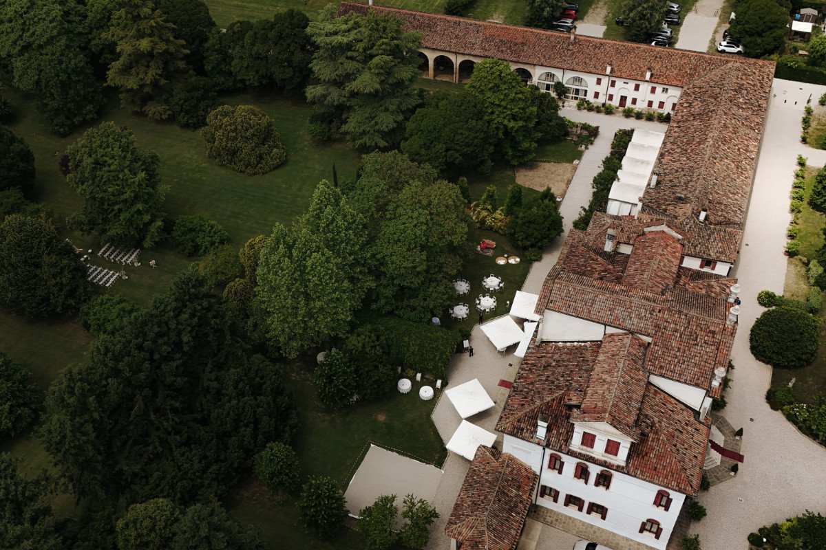 matrimoni-riviera-brenta-villa-sagredo-servizio-fotografico-labevents-camilla-lovato Matrimoni, eventi, aziende: riprese video e fotografia per ogni occasione Fotografo videomaker Verona LabEvents Andrea Pilotta droni offre servizi personalizzati per ogni tipo di evento. Che si tratti di matrimoni, shooting aziendali o eventi privati, ogni dettaglio viene curato con attenzione e professionalità. Le riprese con droni aggiungono un tocco spettacolare ai video, garantendo immagini mozzafiato. Il servizio fotografia in Veneto è perfetto per chi cerca qualità e innovazione. Ogni progetto è un'opera d’arte visiva che racconta emozioni e storie indimenticabili.