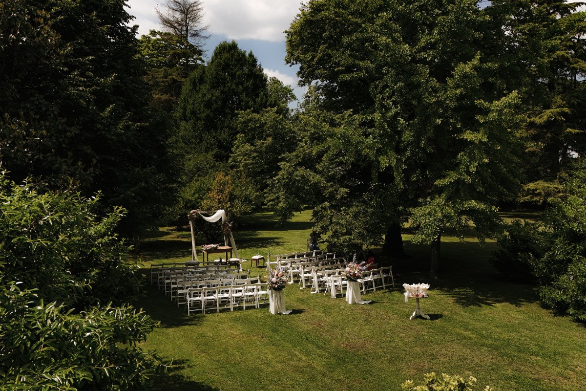 villa-sagredo-riviera-brenta-luogo-ideale-per-il-tuo-matrimonio Racconta la Tua Storia tra Veneto e Venezia Lab Event offre servizi fotografici su misura per matrimoni, eventi e cerimonie. La nostra missione è raccontare la tua storia attraverso immagini autentiche, catturando ogni dettaglio e ogni emozione. Dai romantici vigneti del Veneto alla poesia dei canali di Venezia, ogni location diventa parte integrante del tuo racconto d’amore. I nostri fotografi professionisti lavorano con passione e dedizione in Veneto, Lombardia, Trentino e in tutta Italia, garantendo scatti eleganti e senza tempo. Lab Event si distingue per l’attenzione ai particolari e l’abilità di trasformare momenti fugaci in ricordi eterni. Se cerchi un servizio fotografico che sappia unire l’unicità della tua storia con la bellezza dei luoghi, Lab Event è la scelta perfetta. Ogni scatto sarà un’opera d’arte che custodirà per sempre l’essenza del tuo giorno speciale.