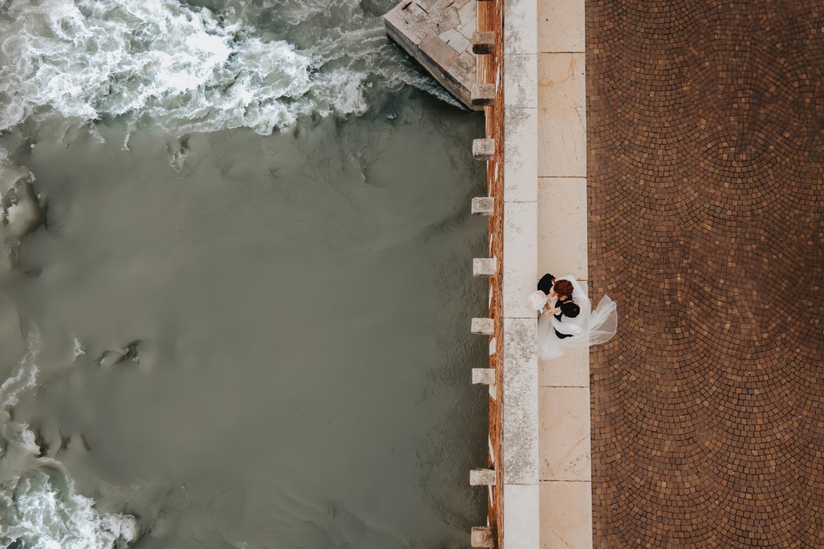 Servizio fotografico per matrimoni in Italia L’Italia, con le sue città d’arte e paesaggi mozzafiato, è il luogo ideale per un matrimonio da favola. Il nostro servizio fotografico per matrimoni in Italia cattura la magia del tuo giorno speciale con professionalità ed eleganza. Dalle romantiche coste della Toscana ai borghi storici della Sicilia, ogni scatto racconta la tua storia d’amore. Creiamo album unici e personalizzati, fatti di sorrisi, emozioni e momenti autentici. Affidati a fotografi esperti che trasformano ogni istante in un ricordo indelebile. Contattaci per un servizio su misura per te.