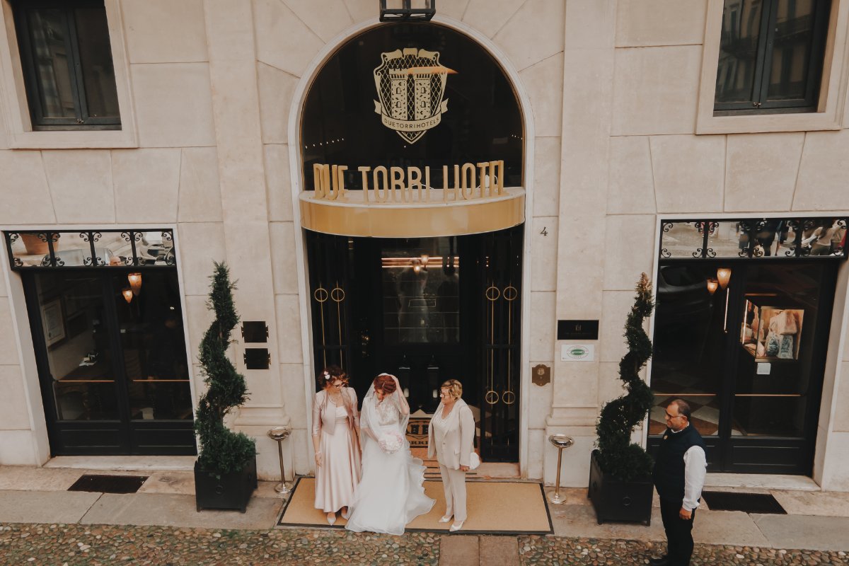 Servizio fotografico per matrimoni in Italia L’Italia, con le sue città d’arte e paesaggi mozzafiato, è il luogo ideale per un matrimonio da favola. Il nostro servizio fotografico per matrimoni in Italia cattura la magia del tuo giorno speciale con professionalità ed eleganza. Dalle romantiche coste della Toscana ai borghi storici della Sicilia, ogni scatto racconta la tua storia d’amore. Creiamo album unici e personalizzati, fatti di sorrisi, emozioni e momenti autentici. Affidati a fotografi esperti che trasformano ogni istante in un ricordo indelebile. Contattaci per un servizio su misura per te.