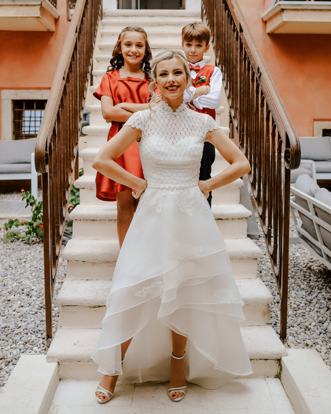 Servizio fotografico per matrimoni in Italia L’Italia, con le sue città d’arte e paesaggi mozzafiato, è il luogo ideale per un matrimonio da favola. Il nostro servizio fotografico per matrimoni in Italia cattura la magia del tuo giorno speciale con professionalità ed eleganza. Dalle romantiche coste della Toscana ai borghi storici della Sicilia, ogni scatto racconta la tua storia d’amore. Creiamo album unici e personalizzati, fatti di sorrisi, emozioni e momenti autentici. Affidati a fotografi esperti che trasformano ogni istante in un ricordo indelebile. Contattaci per un servizio su misura per te.